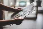 Bild aufgeschlagene Zeitung