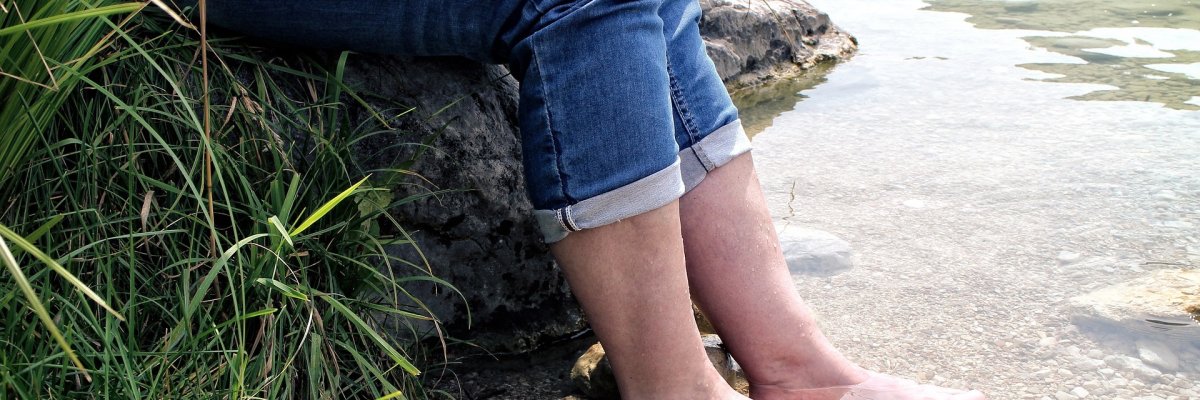 Füße im Wasser. Symbolbild Pixabay.