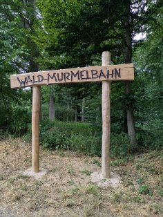 Foto des Eingangsschildes der Waldmurmelbahn in Stahlberg