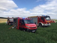 Feuerwehrautos der VG NL auf einer Wiese