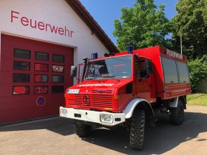 Feuerwehrauto der VG NL vor dem Gerätehaus