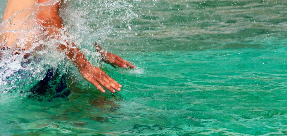 Person planscht im Wasser