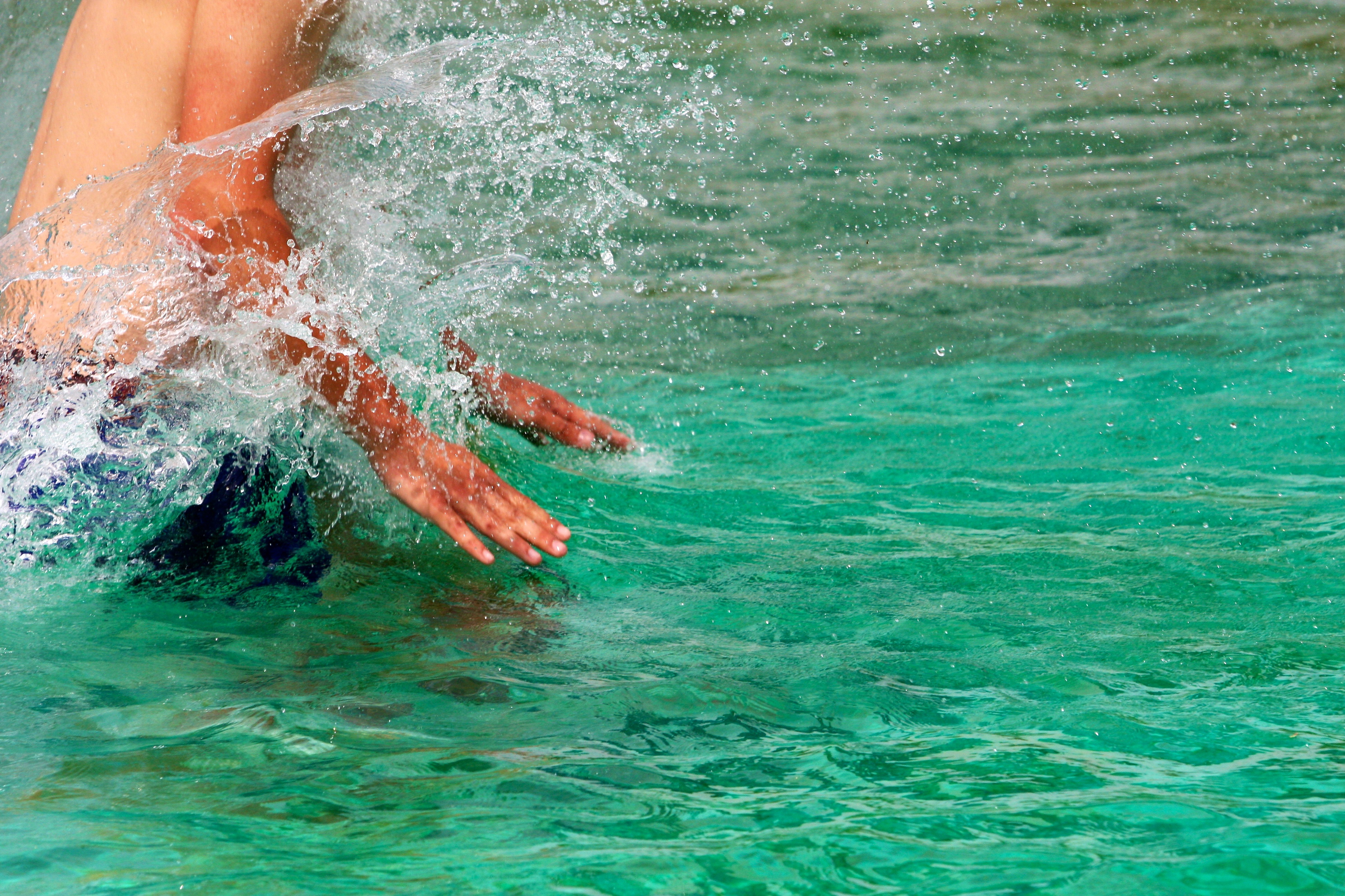 Person planscht im Wasser