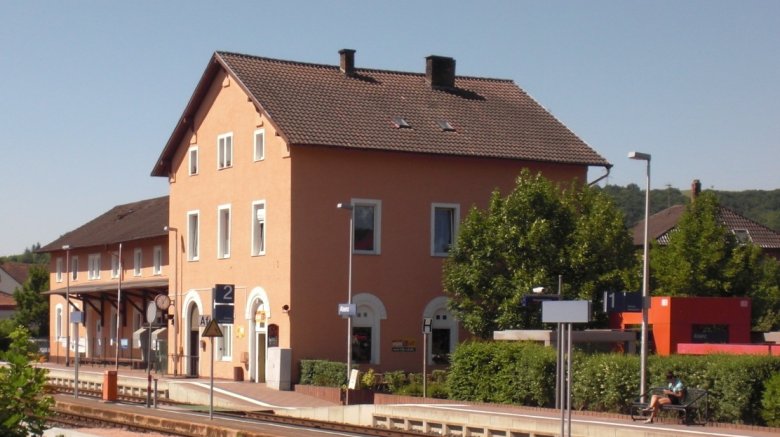 Der Bahnhof mitten in der Gemeinde