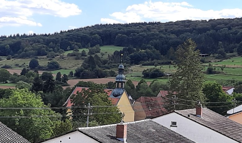 Blick auf die Kirche in Bayerfeld-Steckweiler