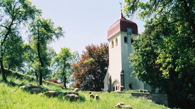 Kirchturm in idyllischer Lage