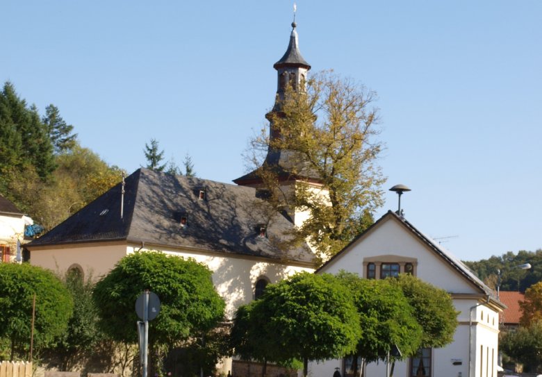 Dorfmitte, Bürgerhaus, und die Kirche