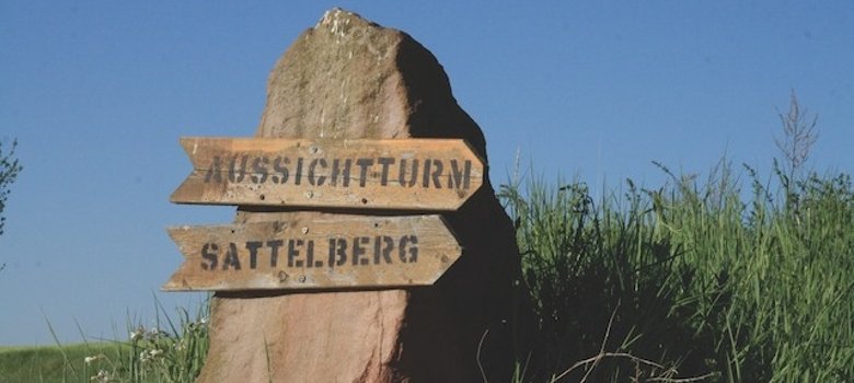 Schilder am Stein - Beschilderung zum Sattelbergturm