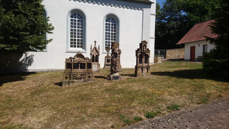 Die Sandstein-Grabsteine auf dem Friedhof