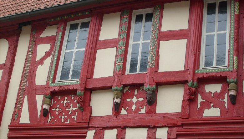 Berggeister-Holzschnitzereien am Schuck’schen Haus