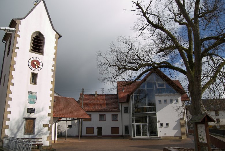 Der Ortsmittelpunkt mit Glockenturm und Bürgerhaus
