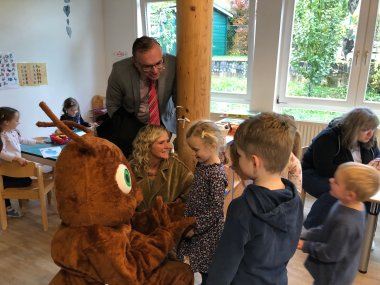 Bürgermeister Michael Cullmann und Ameise Ella-Bella im Haupthaus der Kita
