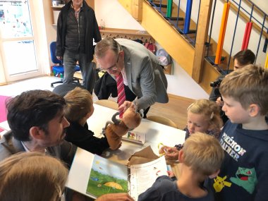 Bildungsminister Sven Teuber und Bürgermeister Michael Cullmann in der Kita Würzweiler