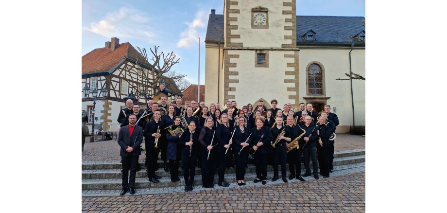 Gruppenfoto der Bläserphilharmonie Donnersberg auf dem Marktplatz in Rockenhausen
