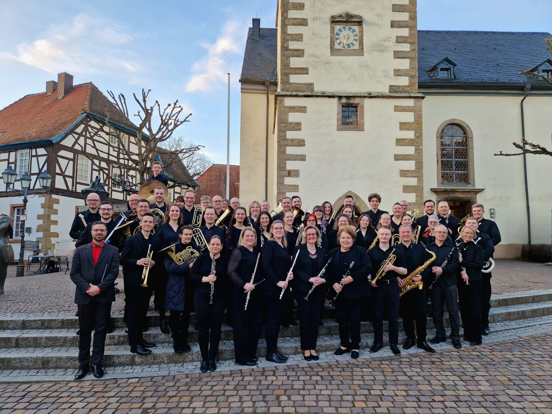Gruppenfoto der Bläserphilharmonie Donnersberg auf dem Marktplatz in Rockenhausen