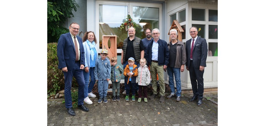 Foto der Übergabe der Wildbienenhotels